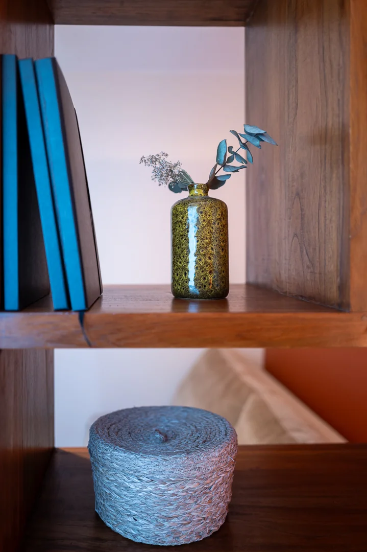 Détail du cabinet - vase et eucalyptus